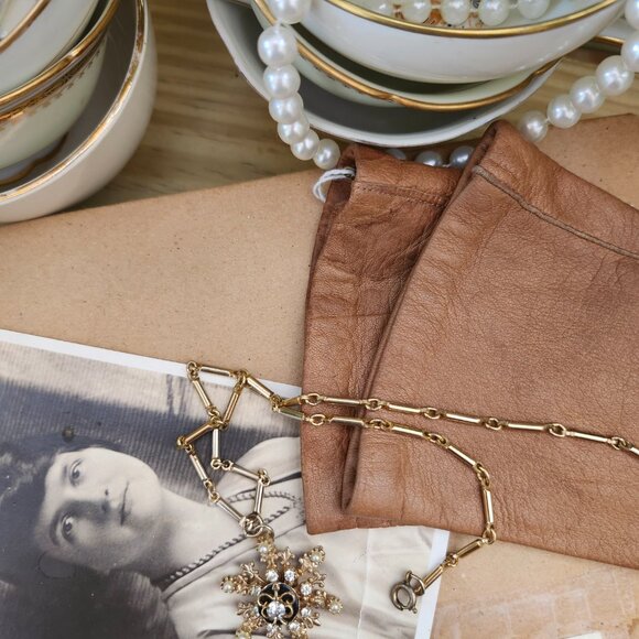 Vintage 1950's enamel & rhinestone snowflake pendant on gold tone chain - Picture 2 of 10